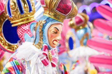 Rio de Janeiro, Brezilya 'daki Unidos de Marica samba okulu - 1 Mart 2025: Marques de Sapucai Sambadrome geçit töreni sırasında Unidos de Marica samba okulu.