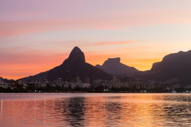 Rio de Janeiro Brezilya 'daki Rodrigo de Freitas lagünü manzarası.