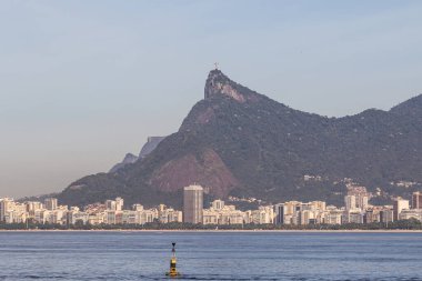 Brezilya Rio de Janeiro 'daki kırmızı nitroi plajı manzarası.