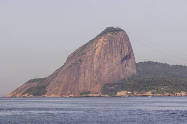 Brezilya Rio de Janeiro 'daki kırmızı nitroi plajı manzarası.