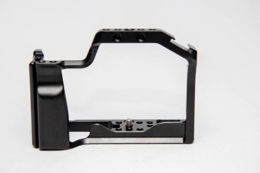 Rio de Janeiro, Brezilya 'da beyaz arka planı olan aynasız kamera için koruyucu kafes.