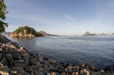 Brezilya Rio de Janeiro 'daki kırmızı nitroi plajı manzarası.