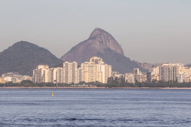 Brezilya Rio de Janeiro 'daki kırmızı nitroi plajı manzarası.
