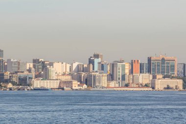 Brezilya Rio de Janeiro 'daki kırmızı nitroi plajı manzarası.