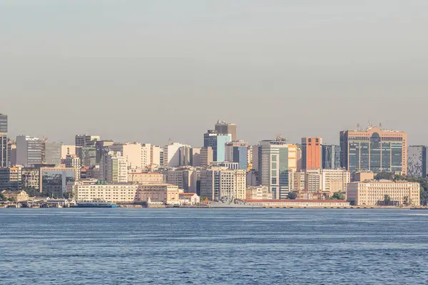 Brezilya Rio de Janeiro 'daki kırmızı nitroi plajı manzarası.