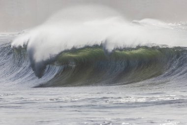 Rio de Janeiro, Brezilya 'daki Copacabana plajında mükemmel bir dalga..