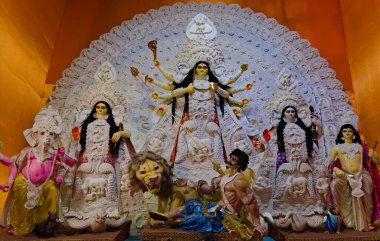 Batı Bengal 'deki Puja Karnavalı sırasında tanrıça Durga putu