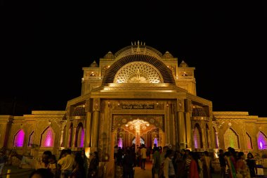 02.10.2022, Raiganj, Hindistan. Durga puja pandalının dış tasarımı ve Hindistan 'da ışıklandırma..