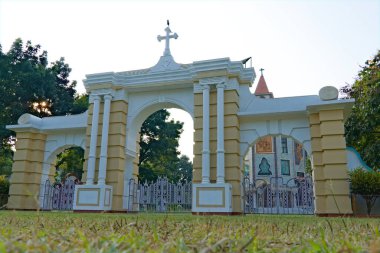 20.10.2022. Raiganj, Batı Bengal, Hindistan. Raiganj 'daki Aziz Joseph Katedrali' nin ön manzarası.