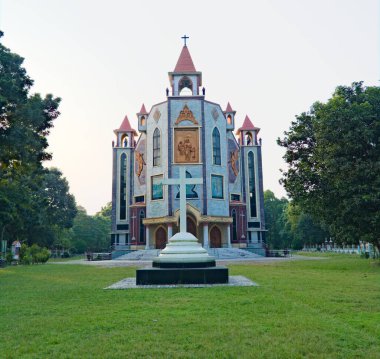 20.10.2022. Raiganj, Batı Bengal, Hindistan. Hindistan 'daki Aziz Joseph Katedrali' nde bulunan kutsal haç heykeli..