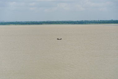 14.07.2021 purulia, Batı Bengal, Hindistan. Hindistandaki Panchet Barajı 'nın ortasında tahta bir teknede denizciyle balıkçı..