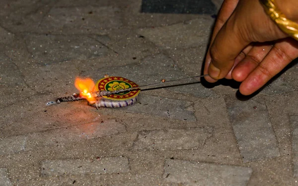 Ontsteken Van Grond Spinner Met Behulp Van Sterretje Tijdens Diwali — Stockfoto