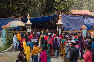 25.12.2022 kişi Asya 'daki Noel panayırında bir araya geldi.