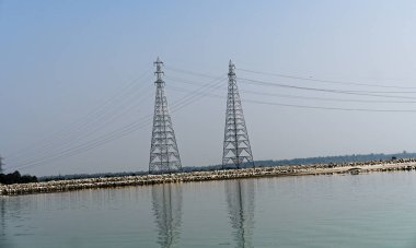 Nehirdeki güç kaynağı için bir çift metal kule