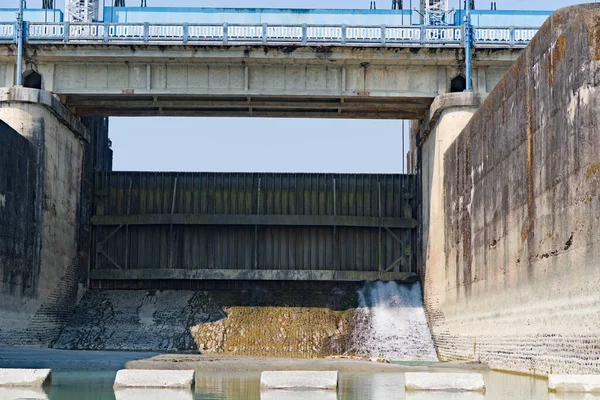 Zijaanzicht Van Rivierdam Met Weg Bovenop Dam — Stockfoto