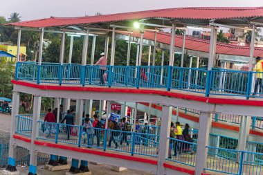 Yolcularla birlikte gece vakti köprüden geçen bir tren yolu.