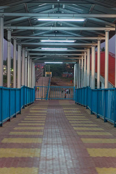 Κενός Σιδηροδρομικός Σταθμός Πάνω Από Γέφυρα Νύχτα — Φωτογραφία Αρχείου