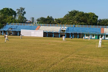 Hindistan 'daki stadyumda kriket oynayan küçük çocuklar..