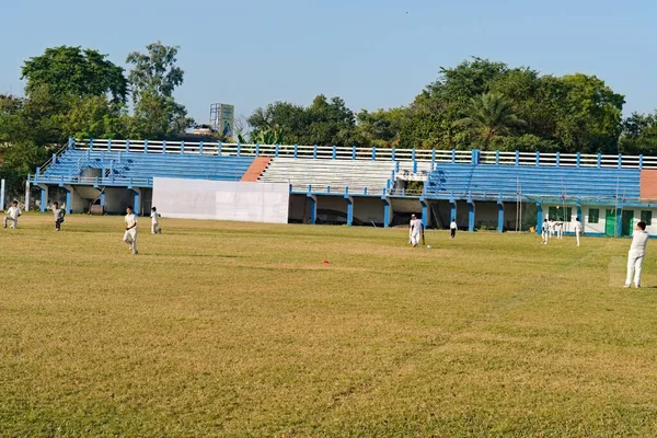 インドのスタジアムの遊び場でクリケットをしている小さな子供たちは — ストック写真