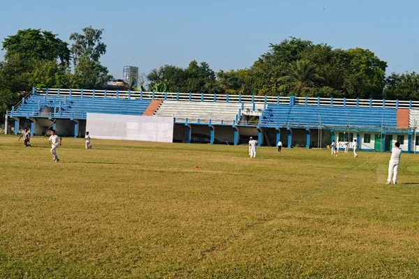 Małe Dzieci Grające Krykieta Stadionie Plac Zabaw Indiach — Zdjęcie stockowe