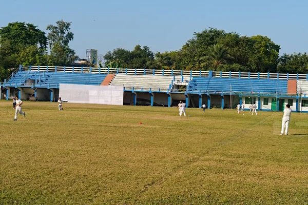 インドのスタジアムの遊び場でクリケットをしている小さな子供たちは — ストック写真