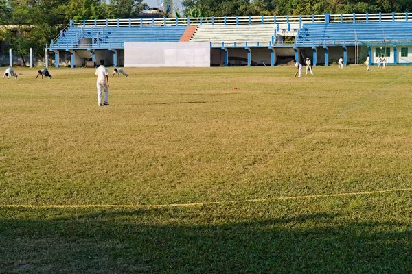 在印度体育场操场上玩板球的小孩 — 图库照片
