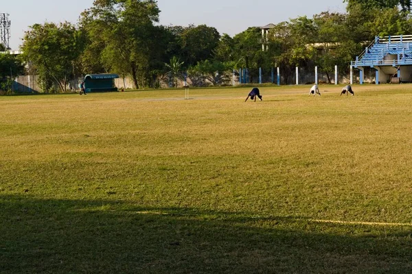 Małe Dzieci Grające Krykieta Stadionie Plac Zabaw Indiach — Zdjęcie stockowe