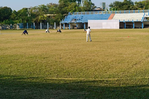 在印度体育场操场上玩板球的小孩 — 图库照片