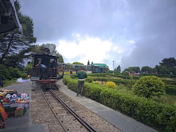 Darjeeling West Bengal India 观看在Darjeeling镇运行的传统玩具火车 — 图库照片