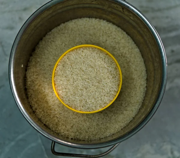 Šálek Rýže Basmati Středu Kbelíku Rýži — Stock fotografie