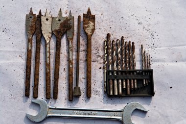 Eski paslı kahverengi demir parçaları ve toz.