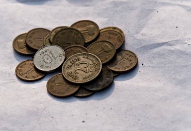 04.02.2023. Raiganj, Batı Bengal, Hindistan. Farklı değerlere sahip Hindistan paraları bir araya toplanmış.