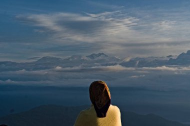 Darjeeling, Batı Bengal, Hindistan-05.26.2023. Darjeeling 'deki dağ ve bulutların tadını çıkaran turistlerin arka plan görüntüleri