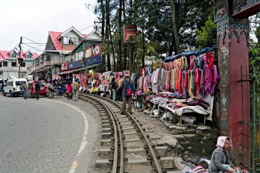 Darjeeling, Batı Bengal, Hindistan-05.26.2023. Yol kenarındaki giysi satıcıları Darjeeling 'de kıyafet satıyor.
