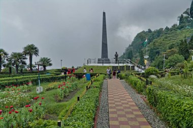 Darjeeling, Batı Bengal, Hindistan-05.26.2023. Darjeeling şehrinde savaş anıtı Batasia Loop 'un günahı anıtı.