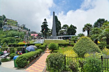 Darjeeling Darjeeling, Batı Bengal, Hindistan 'da savaş anıtı önünde tatil yapan turistler... 05.26.2023.