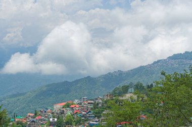Darjeeling, Batı Bengal, Hindistan - 05.26.2023 Darjeeling tepe istasyonu manzaralı güneşli bir günde