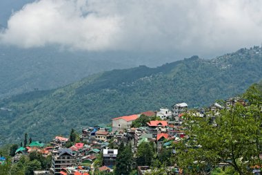 Darjeeling, Batı Bengal, Hindistan - 05.26.2023 Darjeeling tepe istasyonu manzaralı güneşli bir günde