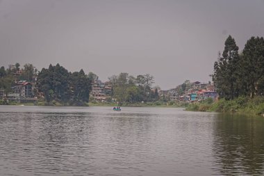 04.15.2023. Mirik, Batı Bengal, Hindistan tepe kasabasındaki turistik bir göl manzarası.