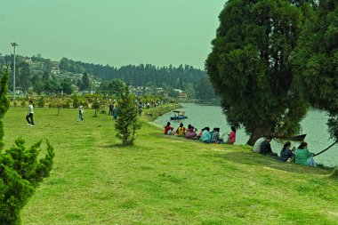 04.15.2023. Mirik, Batı Bengal, Hindistan tepe kasabasındaki turistik bir göl manzarası.