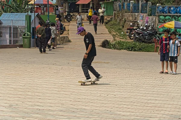 2023 でした オープンスペースでスケートを楽しむインドの起源の少年ミリク — ストック写真