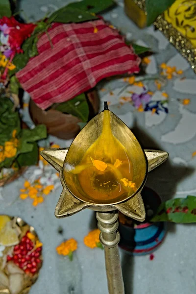 Металева Лампа Наповнена Маслом Використовується Пуджа Освітлення Полум — стокове фото