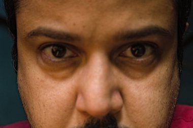 Bir çift insan gözünün ön görüntüsünün kısmen bulanık tıklaması