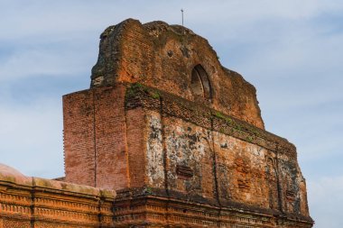 Malda Batı Bengal Hindistan 20.08.2023 Hindistan 'da tarihi bir cami duvarının yan görüntüsü.