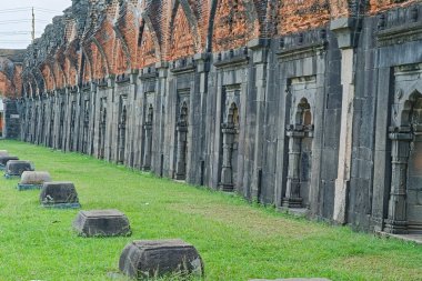 Malda Batı Bengal Hindistan 20.08.2023 Hindistan 'da tarihi bir cami duvarının yan görüntüsü.