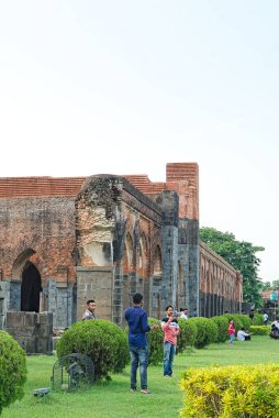 Malda Batı Bengal Hindistan 20.08.2023 Hindistan 'da tarihi bir cami duvarının yan görüntüsü.