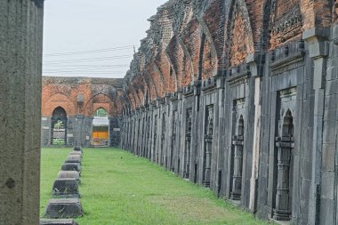 Malda Batı Bengal Hindistan 20.08.2023 Hindistan 'da tarihi bir cami duvarının yan görüntüsü.