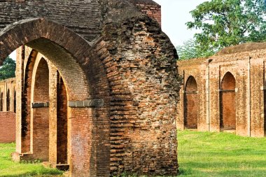 Malda Batı Bengal Hindistan 20.08.2023 Hindistan 'da tarihi bir cami duvarının yan görüntüsü.