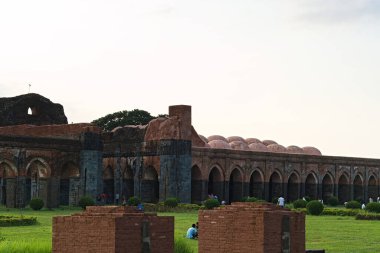 Malda Batı Bengal Hindistan 20.08.2023 turist Hindistan 'daki Adina Camii' nin çimlerinde tatil yapıyor..