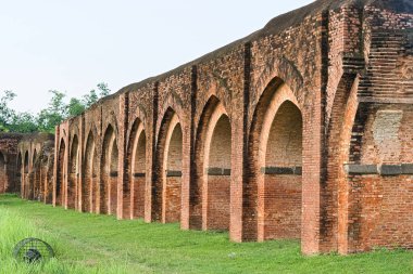 Malda Batı Bengal Hindistan 20.08.2023 Hindistan 'da tarihi bir cami duvarının yan görüntüsü.